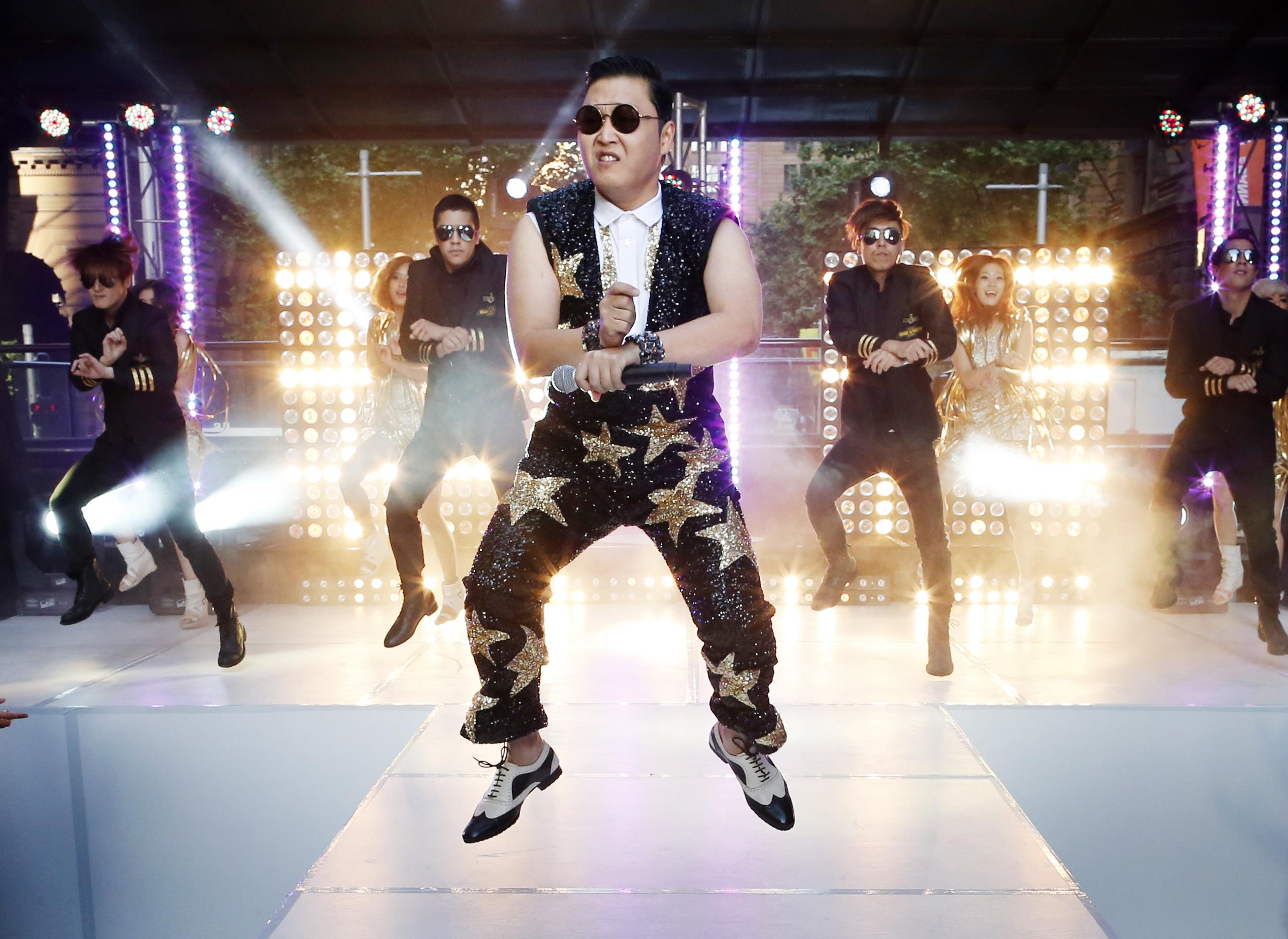 Сингл южнокорейской певицы Psy имел всемирный успех и стал первым видео, которое привлекло миллиард зрителей на YouTube