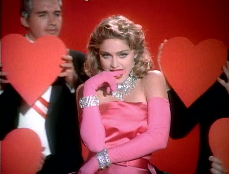 Мадонна получает всемирную известность на первых MTV Video Music Awards, когда она дает представление, корчась на свадебном торте в свадебном платье