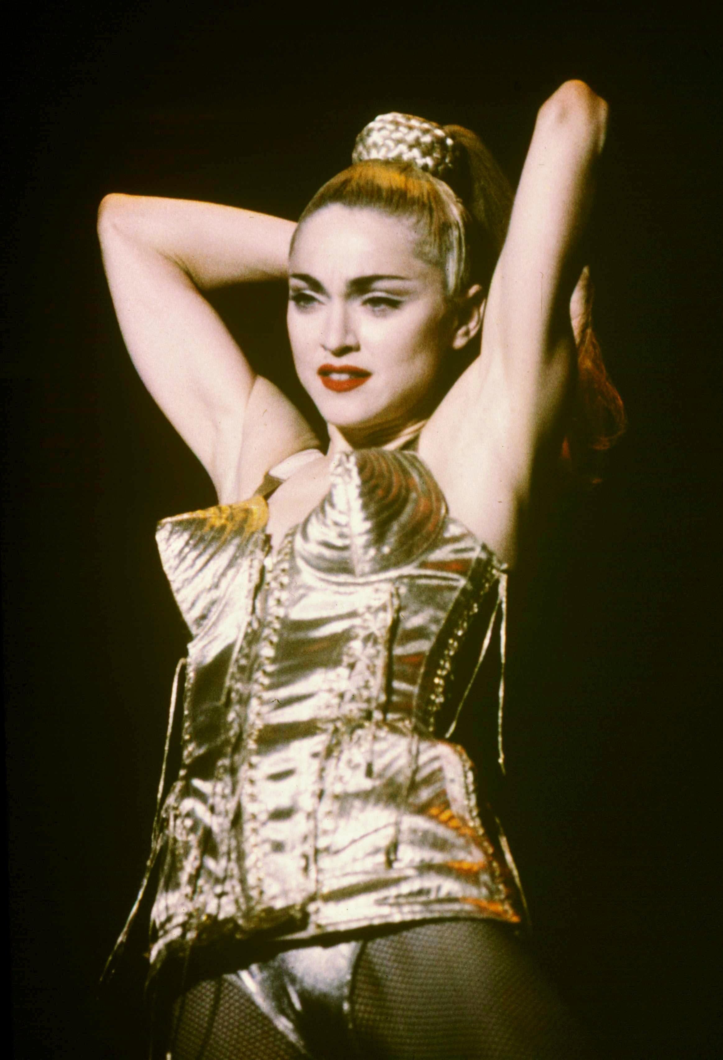 Мадонна обыграла Майкла Джексона и Принса в журнале MTV, Billboard and Musician, назвав его «Артист десятилетия»