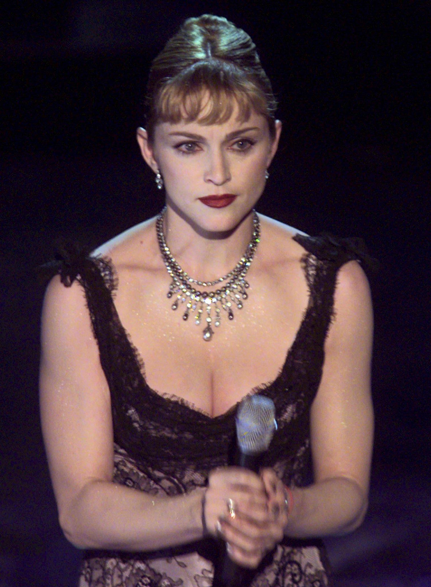 Выпуск фильма «Эвита», в котором Мадонна впечатляет критиков и выигрывает «Золотой глобус» за роль в качестве первой леди Аргентины Евы Перон