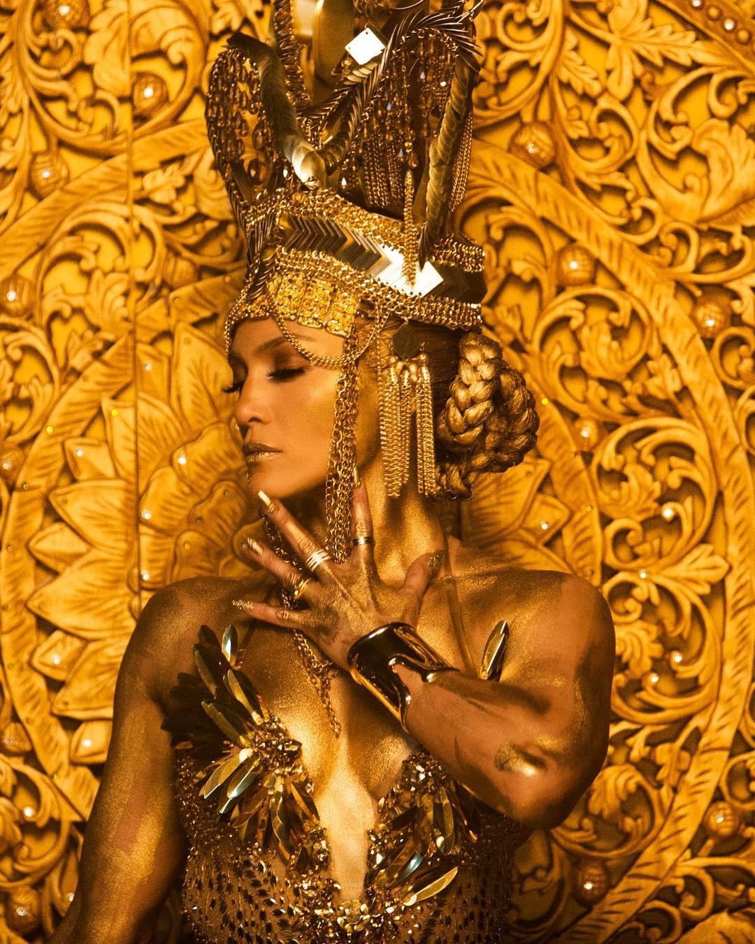 J-Lo в едва заметном костюме в стиле Клеопатры, который она надевала в музыкальном видео для своей новой песни El Anillo