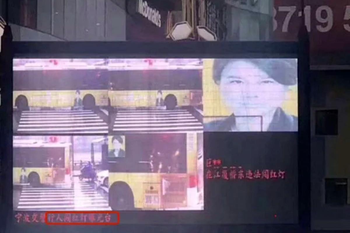 Камера, которая фиксирует нарушение ПДД, распознала известную китаянку на автобусе, который проезжал мимо