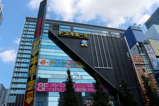 AKB48 Theatre находится внутри дисконтного мегамаркета Don Quijote