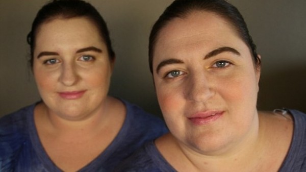 Den 33 år gamle Jennifer fra Texas og den 23 år gamle Amber fra North Carolina møtte fem minutter etter å ha registrert seg på Twin Strangers nettside (Twins Strangers), noe som hjelper folk å finne sine motparter fra hele verden