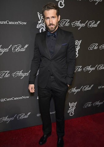 Черный костюм и синяя рубашка намекают на нарядность, не говоря уже о формальности, скажем, белой рубашки, и этот ансамбль облегчает современный образ