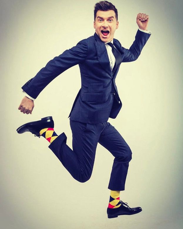 Томаш Каммель в одной из своих стилизаций решил создать классический комплект в виде синего костюма,   белая рубашка   и элегантные черные туфли, но желтые носки в бриллиантах уделили особое внимание и эффектно добавили всю феерию и юмор