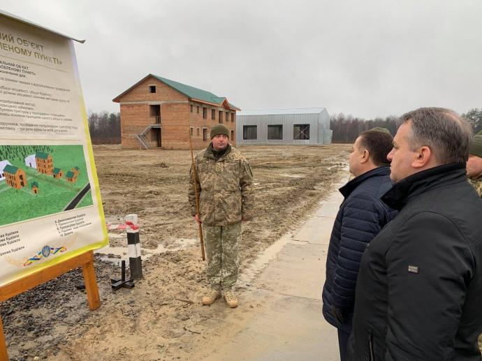 В издании добавили, что тренировочные комплексы, а иногда и целые искусственные города, для отработки специфики боя подразделения и воинской части в городе широко используются в мире для подготовки как армейских формирований, так и правоохранителей