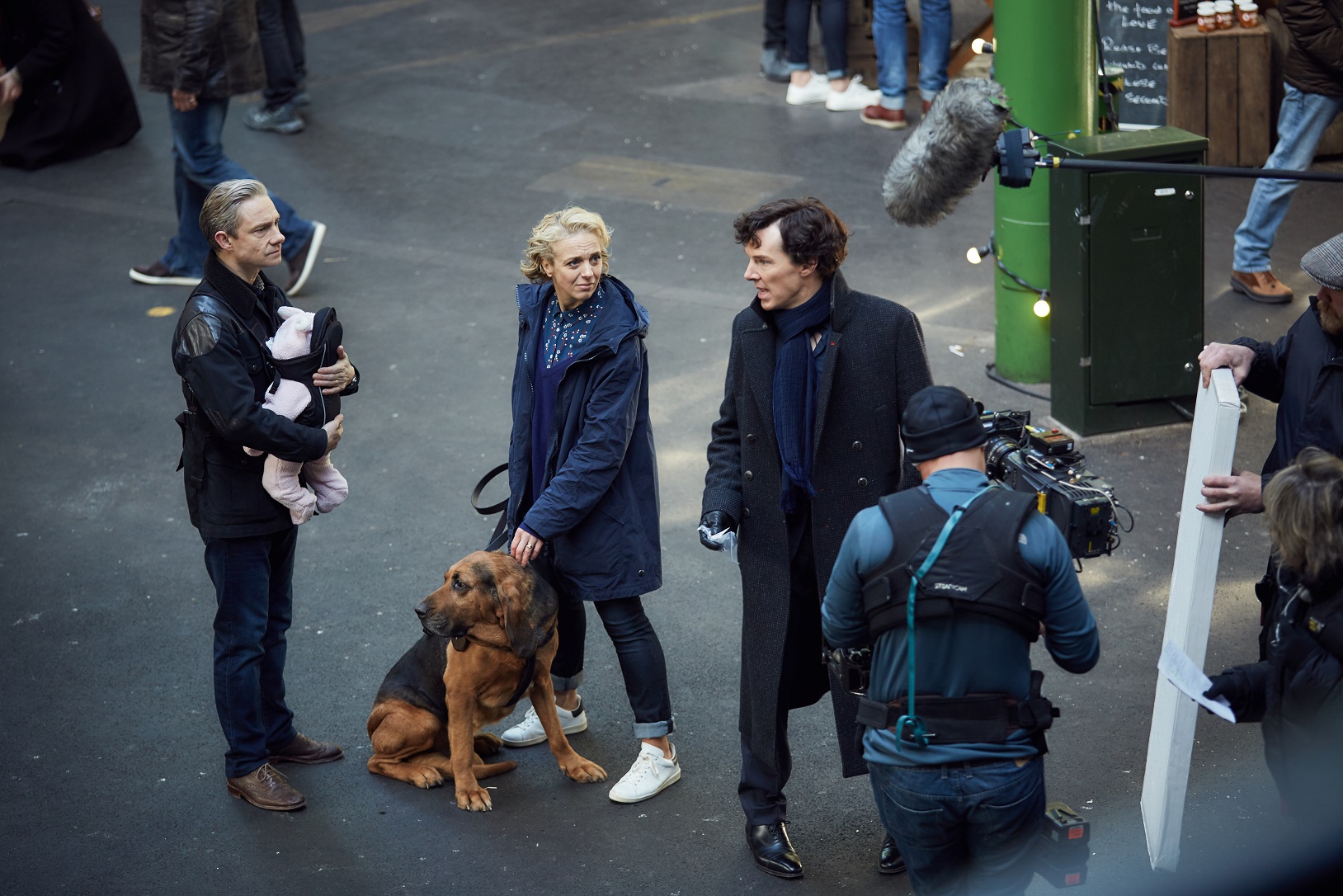 По словам исполнителя главной роли Бенедикта Камбербэтча новые серии «   Шерлока   »Будут очень драматическими: в них будут смех, слезы, неожиданные повороты, сюрпризы и невероятные расследования